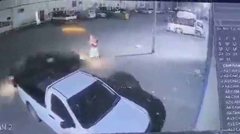 ئۆتۆمبێلێک بە ئەنقەست لە پیاوێك دەدات